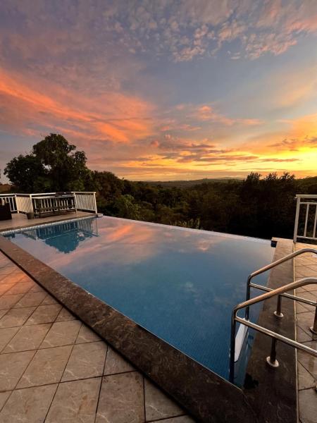 Boutique Forest Villa with a Scenic Infinity Pool, Réserver  Hôtels à Maharashtra avec piscine, Piscine