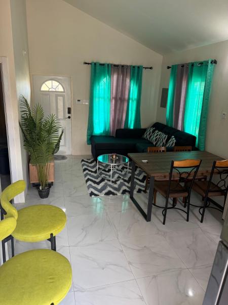 Home in Portmore Phoenix Village, Reserva ahora  Hoteles en Portmore con aparcamiento, Aparcamiento