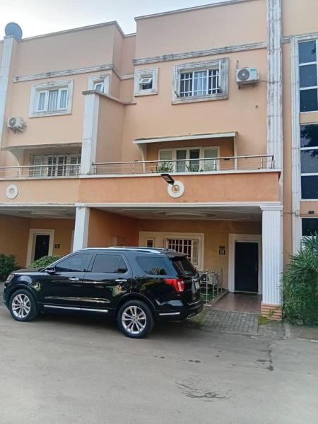 Kajola Court, Buchen Sie  Hotels in Lagos mit Parkplatz, Parkplätze