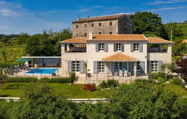 Beeindruckende Villa am Rande des Parenzana mit Privatpool, Babybett und toller Aussicht, Reserva ahora  Hoteles en Istria central con piscina, Piscina