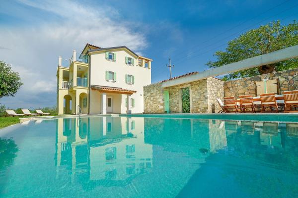 Atemberaubende Villa mit Infinity-Pool, Blick auf Motovun, Billard, Tischtennis, BBQ, Reserva ahora  Hoteles en Istria central con piscina, Piscina