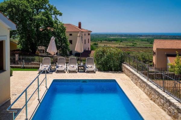 Einzigartige Villa mit Salzwasserpool, Panoramablick, Bikes, Trampolin, Tischtennis, Reserva ahora  Hoteles en Istria central con piscina, Piscina