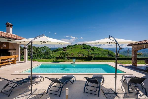 Atemberaubende Villa mit herrlichem Panoramablick, Privatpool, Kinderschaukel, BBQ, Reserva ahora  Hoteles en Istria central con piscina, Piscina