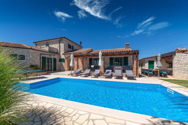 Mediterrane Villa mit Privatpool, Grill, Tischtennis und unweit des Radwegs Parenzana, Reserva ahora  Hoteles en Istria central con piscina, Piscina
