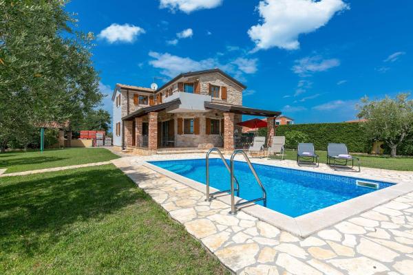 Mediterrane Villa mit privatem Salzwasserpool, Babybett, Whirlpool, Tischtennis, Spielplatz, Reserva ahora  Hoteles en Istria central con piscina, Piscina