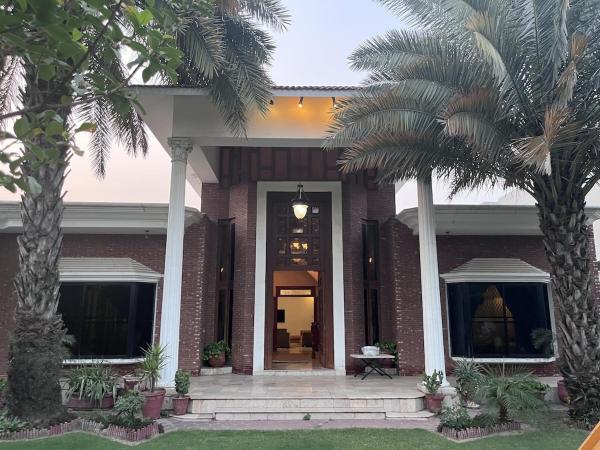 HUGE 2 Kanal Villa In DHA Phase 3, Buchen Sie  Lahore Pakistan