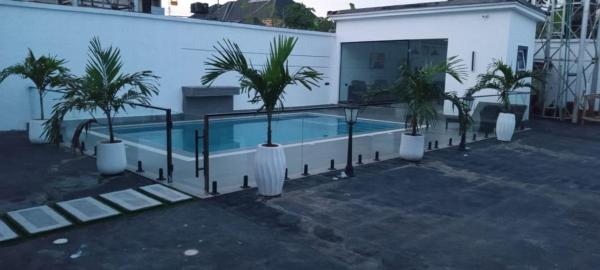 TravellersXperience Villa FranmsViel, Buchen Sie  Hotels in Asaba mit Parkplatz, Parkplätze