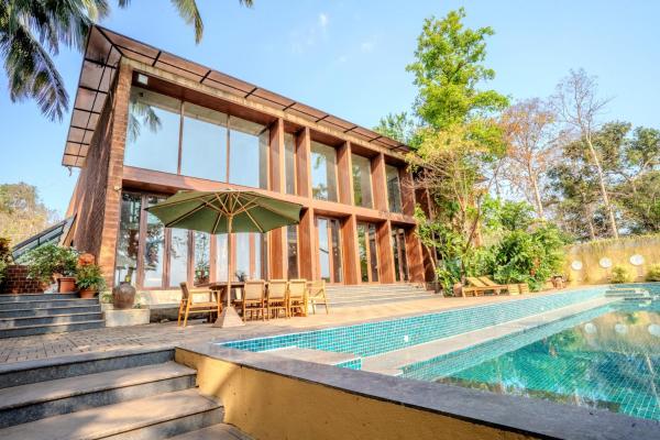 ELIVAAS The Glass Villa - An ultra-luxurious 4-BHK villa with an infinity pool, Prenota  Aldona Goa