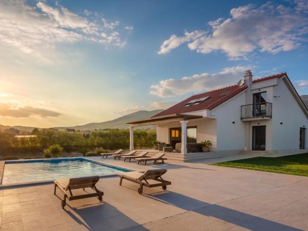 Holiday Home Villa Cvita mit eigenem Pool by Interhome, Buchen Sie  Hotels in Gespanschaft Split-Dalmatien mit Pool, Schwimmbad