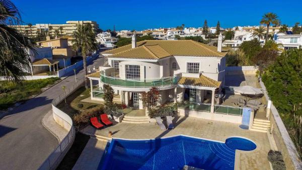 Luxury Villa with Private Pool, Gym & Leisure Room by Gale Beach LM25, Prenota  Hotel a Algarve con parcheggio, Parcheggio
