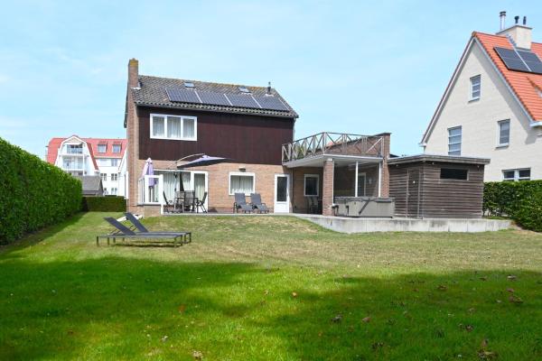 Villa Mer, Margret - Detached holiday home with huge garden in centre and near beach, Reserva ahora  Hoteles en Zelanda con aparcamiento, Aparcamiento