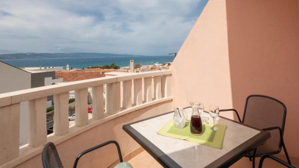 Studio Apartman Erstic 6 - Baska Voda by Villas Guide, Buchen Sie  Hotels in Gespanschaft Split-Dalmatien mit Parkplatz, Parkplätze