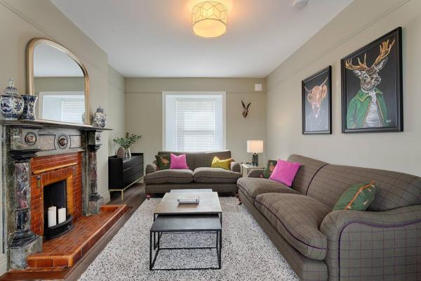 The Village House Restored 4BR 1850s Galway Cottage Near the Wild Atlantic Way, Buchen Sie   