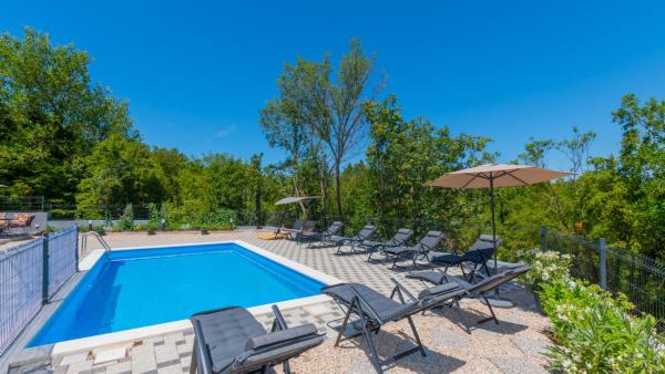 Villa Zovko in Makarska by Villas Guide, Buchen Sie  Hotels in Gespanschaft Split-Dalmatien mit Pool, Schwimmbad