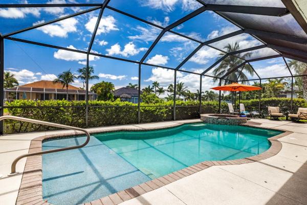 Villa Cecilia - Great outdoor living area! Gulf-access home with heated pool & spa - SWFL Rentals, Buchen Sie  SPA-Hotels in Florida, SPA