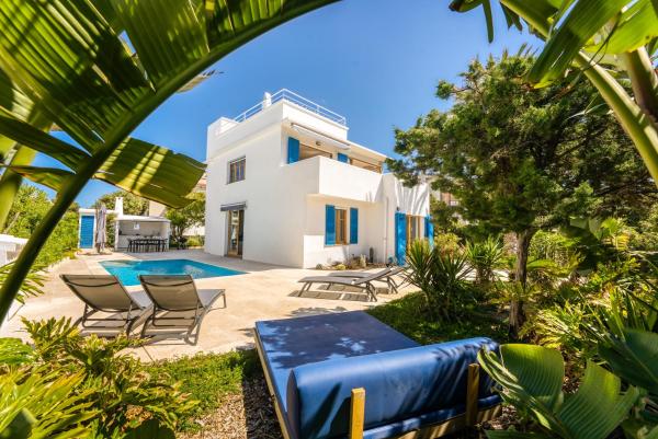 Villa exclusiva frente al mar con jardin y piscina, Reserva ahora  Hoteles con piscina en Menorca, Piscina