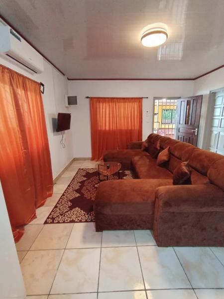 Kar appartements, Buchen Sie  Hotels in Paramaribo mit Parkplatz, Parkplätze