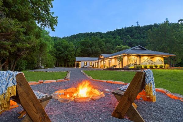Lodge at Mount Mitchell, Buchen Sie  Busick North Carolina