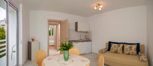 Apartmani Dana, Buchen Sie  Hotels in Gespanschaft Split-Dalmatien mit Parkplatz, Parkplätze
