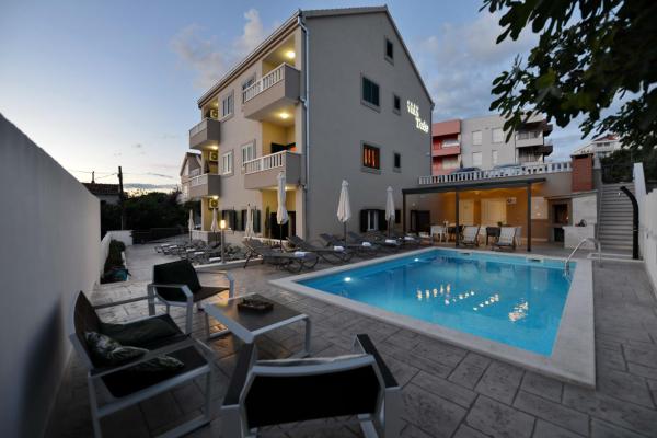 Apartments Villa Tećo mit Pool, Buchen Sie Ferienwohnung Hotels in Gespanschaft Split-Dalmatien mit Parkplatz, Parkplätze