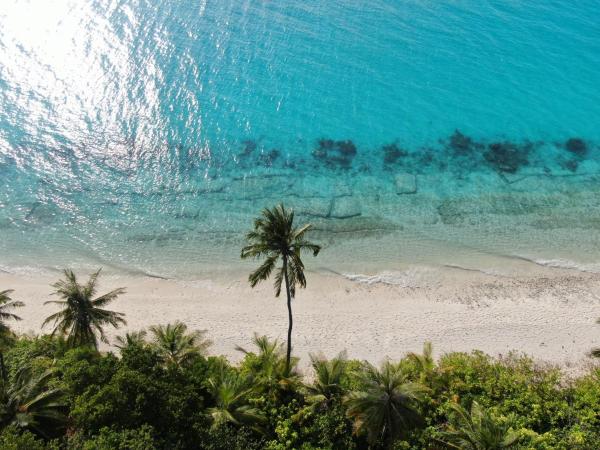 Sunrise by white sand dhigurah, Reserva ahora  Dhigurah Ari Atoll