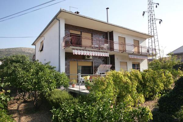 House Peri, Buchen Sie  Hotels in Gespanschaft Split-Dalmatien mit Parkplatz, Parkplätze