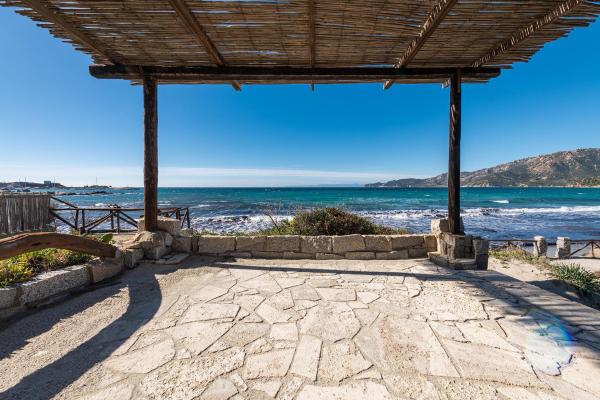 Elegante Villa WI-FI GRATIS con terrazza sul mare quasi a toccare l\acqua, Buchen Sie  Campu Longu Sardinien