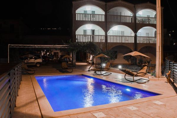 Unforgettable sea view apartments Bakota, Book Apartment Hotels in Split Region with a Pool, Swimming Pool