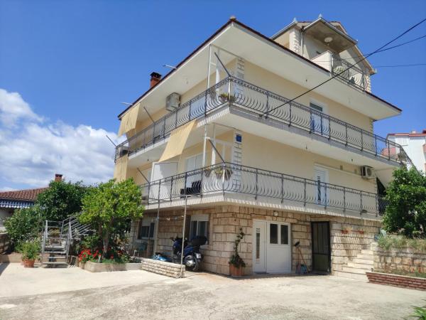 Apartmani Mila A1a, A1b & A2, Buchen Sie  Hotels in Gespanschaft Split-Dalmatien mit Parkplatz, Parkplätze