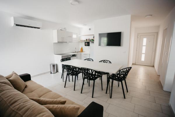 Vila Telalović, Prenota  Nečujam 