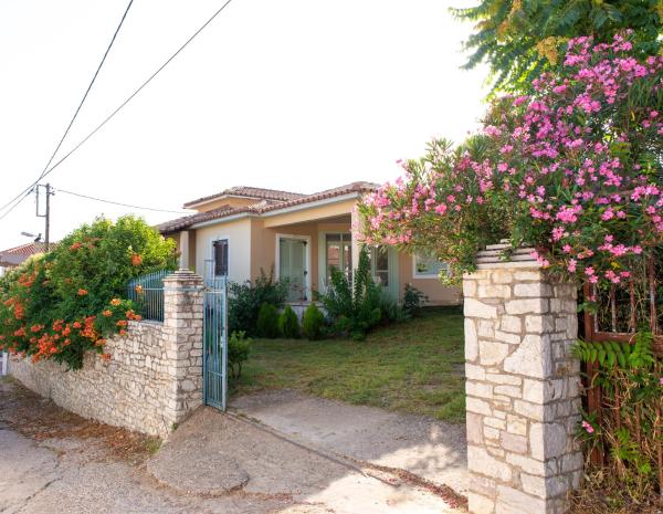 Villa with private garden, Prenota   