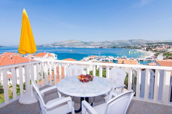 Apartmani Juric, Buchen Sie  Hotels in Gespanschaft Split-Dalmatien mit Parkplatz, Parkplätze