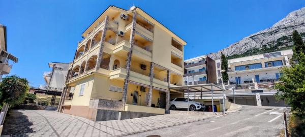 Villa DM, Buchen Sie  Hotels in Gespanschaft Split-Dalmatien mit Parkplatz, Parkplätze