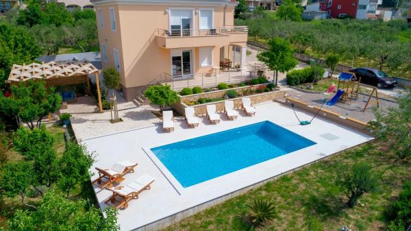 Luxury Villa Castrum, Buchen Sie  Hotels in Gespanschaft Split-Dalmatien mit Pool, Schwimmbad