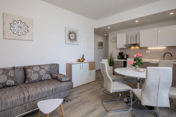 Apartments 20 meters from the beach, Buchen Sie Ferienwohnung Hotels in Gespanschaft Split-Dalmatien mit Parkplatz, Parkplätze