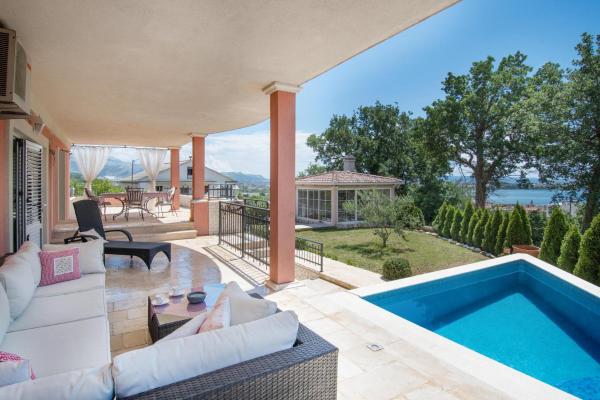 Villa Dita - with the pool close to Split, Buchen Sie  Hotels in Gespanschaft Split-Dalmatien mit Pool, Schwimmbad
