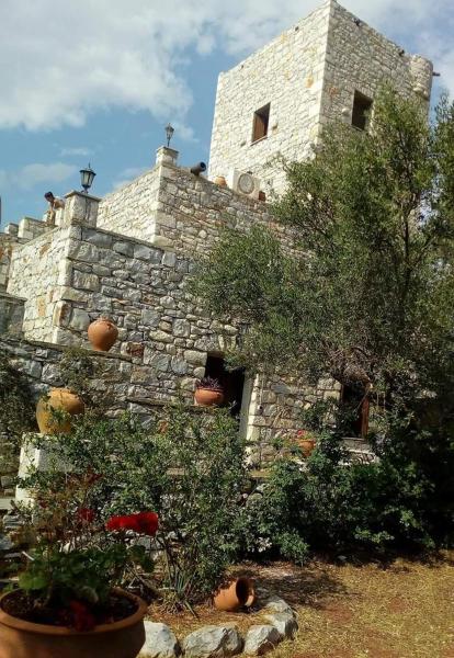 Charouda Stone Tower, Reserva ahora  Hoteles en Peloponeso con aparcamiento, Aparcamiento