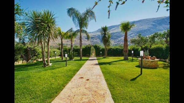 ilgiardinodellanonna, Book  Castelluzzo Hotels with a Parking, Parking