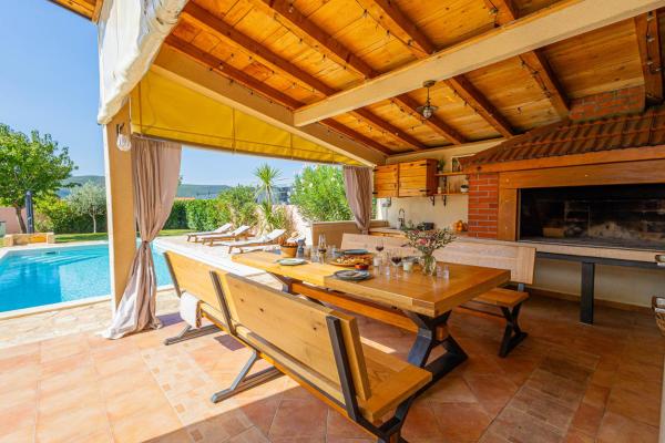 Villa Kalura, Book  Klanac Hotels with a Pool, Swimming Pool