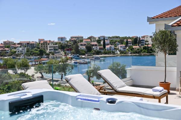 Villa Rozana - Beachfront Wellness Retreat, Buchen Sie  Hotels in Gespanschaft Split-Dalmatien mit Parkplatz, Parkplätze