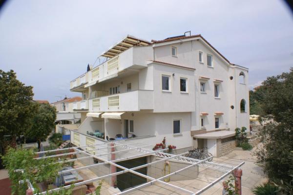 Apartments by the sea Mandre - Pag - 4098, Reserva ahora Apartamento Hoteles en Kvarner con aparcamiento, Aparcamiento