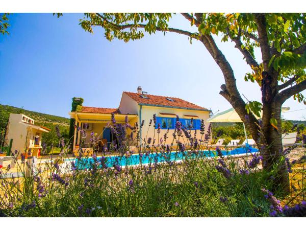 Villa Romansa near Split- heated pool peace, bbq, Buchen Sie  Hotels in Gespanschaft Split-Dalmatien mit Pool, Schwimmbad