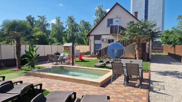 Napsugar Villa A, Buchen Sie Villa Hotels mit Pool in Südtransdanubien, Schwimmbad
