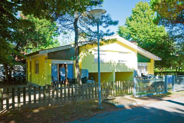 Holiday Homes in Bibione 24435, Prenota  Hotel a Veneto con parcheggio, Parcheggio