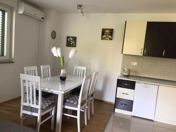 Apartmani Selce, Book  Kvarner Hotels with a Parking, Parking