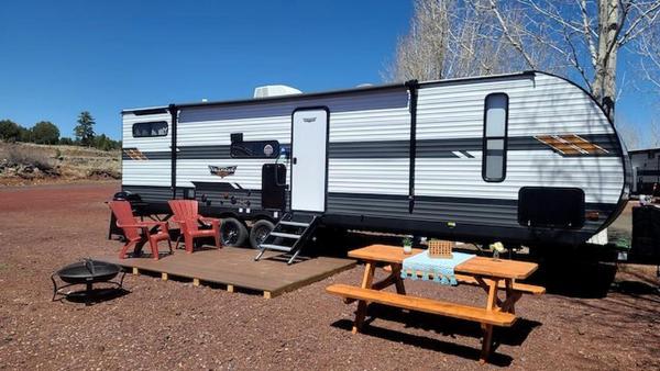 Family-Friendly Spacious RV Suite with Modern Kitchen, Fireplace & Private Deck Near Williams, Arizona, Buchen Sie  Williams Grand Canyon Village (South Rim)