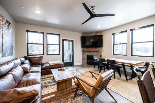 3-Bed with Free Shuttle, Free Ski Waxes, Hot Tub, Game Room - Deer Valley East Village, Buchen Sie  Hotels in Utah mit Parkplatz, Parkplätze
