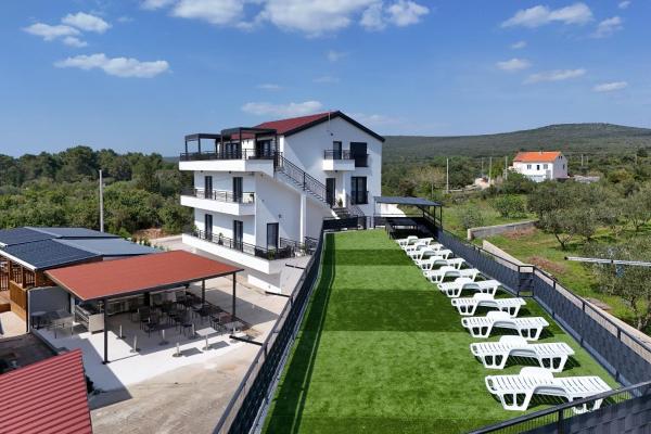 Golden Horizon Residence-Peaceful Oasis with Pool Near the Sea, Reserva ahora  Hoteles en Turanj con piscina, Piscina