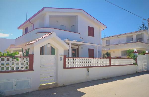 Villa dei Fiori - Ground Floor Garden Apartment Near Beach, Buchen Sie Ferienwohnung Hotels in Sizilien mit Parkplatz, Parkplätze