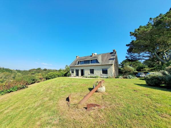 Spacious Coastal Villa near Rospico Beach, Prenota  Hotel a Bretagna con parcheggio, Parcheggio